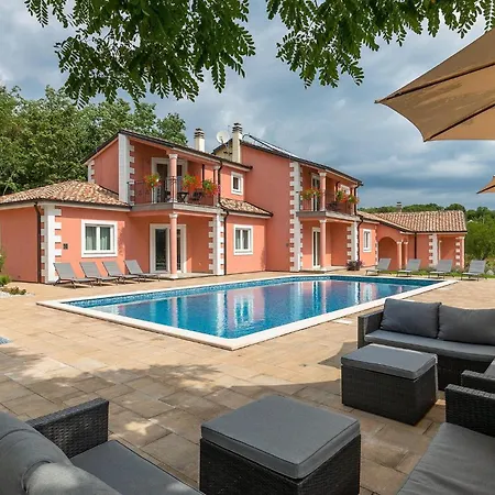 Holiday home Rose Mocitada *